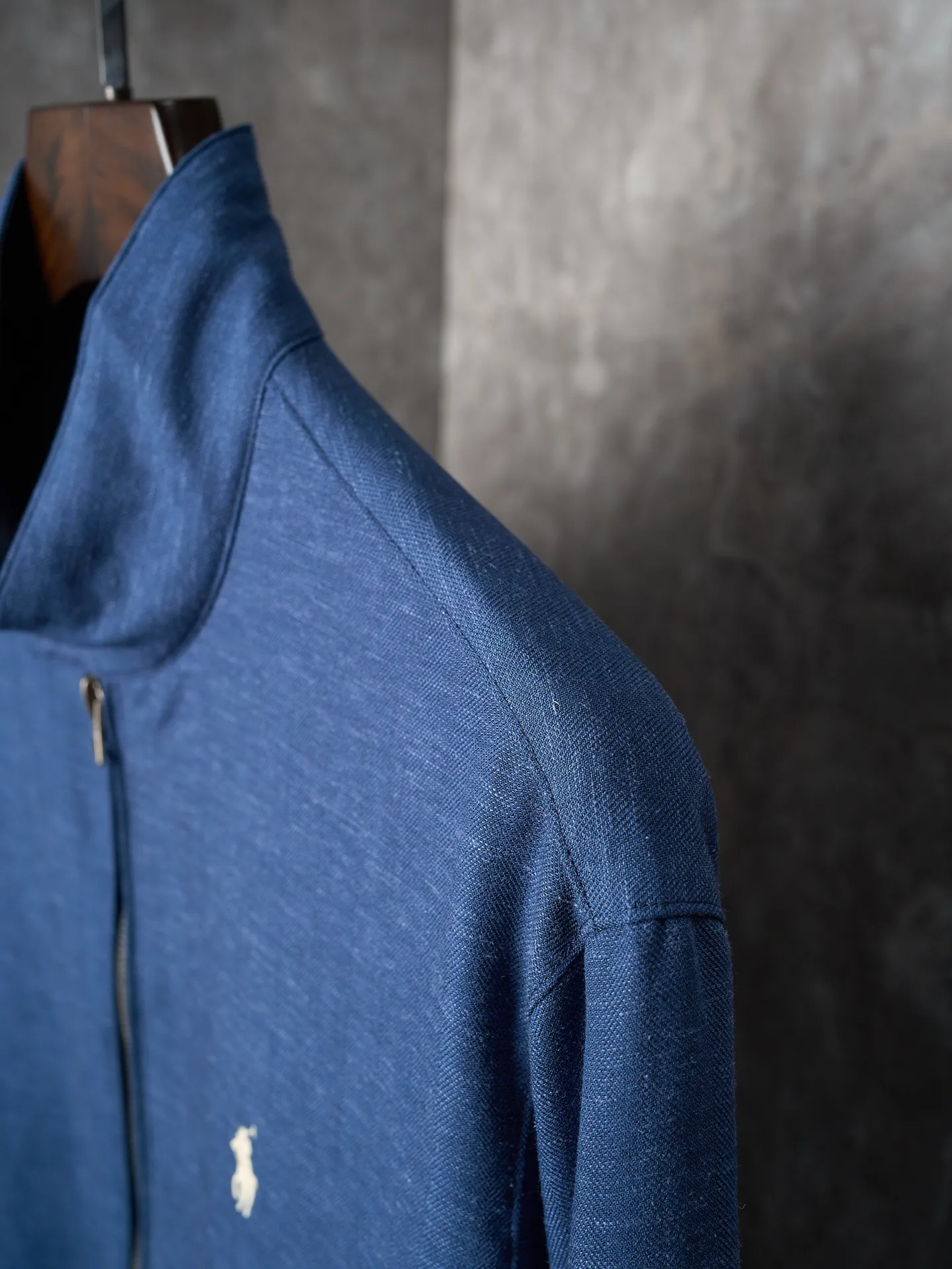 P590 Actual auction] Ralph Lauren/Ralph Lauren Pony logo embroidered reversible jacket [Ready stock] S M L Like the pocket watch gear of an old-school gentleman. The other side is made of matte moiré taffeta, which brings a sense of relaxation. Casual and casual gene. Exquisite pony logo embellishes it. It is highly recognizable. The classic stand-up collar is closed with three hidden buckle tabs. Simplicity controls complexity. The design philosophy hidden in the details. Double-sided style. Hide old money and relaxation in one garment. Imported machine embroidery technology is used. Advanced computer control system and precise mechanical components are used to realize the iconic pony embroidery operation. High precision. Smooth and delicate lines. Template machine bag opening. Preset templates guide the position, shape and size of the bag. Accuracy ensures the quality of the bag opening effect. Ergonomic three-dimensional tailoring. Return to traditional craftsmanship. Through segmentation, folding, shrinking and stretching techniques. The so-called slow work produces fine work, which is respect for the material. The pursuit of feel. The workmanship is complex and tedious. Slow aging and high loss. The fabrics have been washed and have a better hand feel. Not easy to deform and not easy to shrink. Not easy to fade, maintain long-term beauty, and fit well.